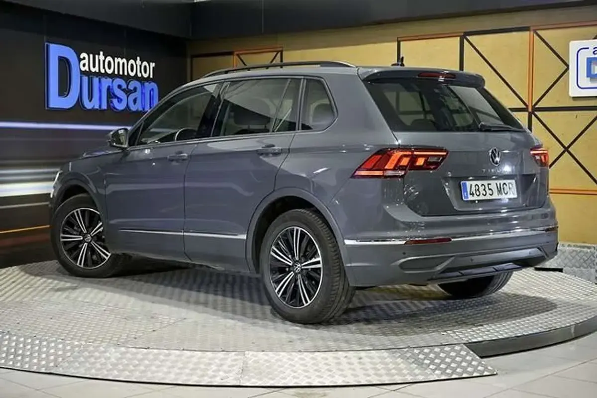 Usado VW Tiguan Life 150 CV (110 kW) 2022 Gris SUV