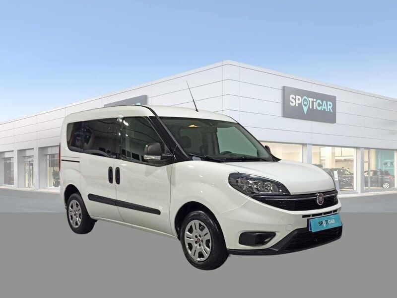 Usado Fiat Doblò Trekking 120 CV (88 kW) 2022 Blanco Monovolumen
