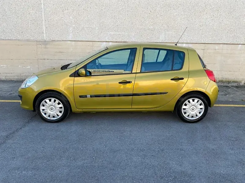 Usado Renault Clio II Dynamique 85 CV (62 kW) 2006 Amarillo Berlina