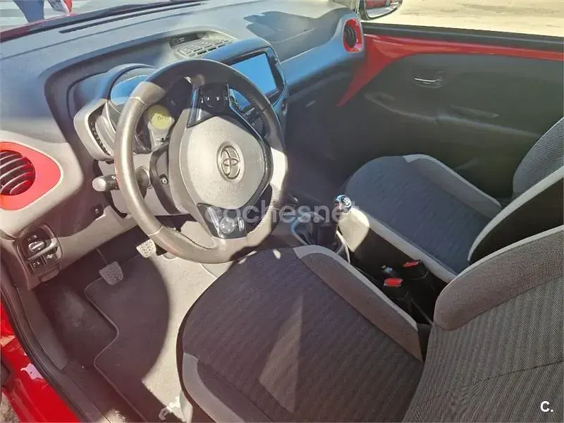 Usado Toyota Aygo X-cite 69 CV (50 kW) 2019 Rojo Utilitario