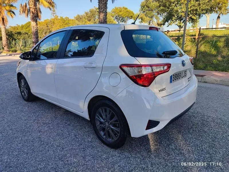 Usado Toyota Yaris Hybrid Active 100 CV (73 kW) 2020 Blanco Berlina