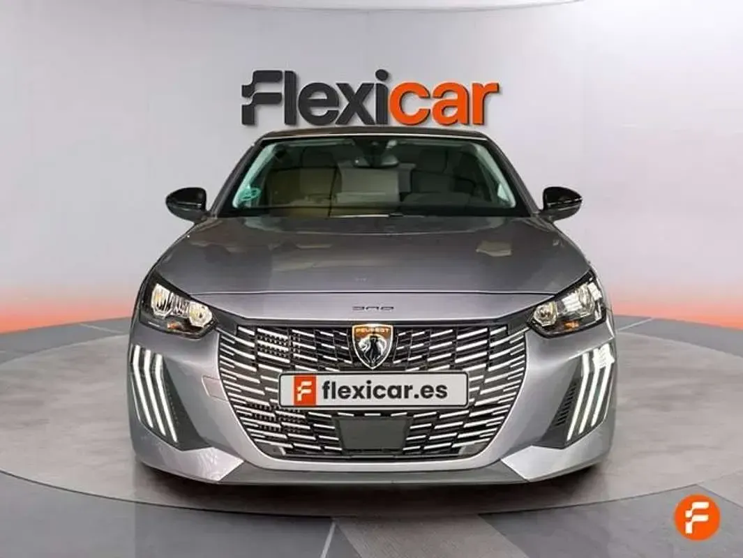 Usado Peugeot 208 Allure 101 CV (74 kW) 2025 Gris Utilitario