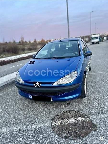 Usado Peugeot 206 70 CV (51 kW) 2004 Azul Berlina
