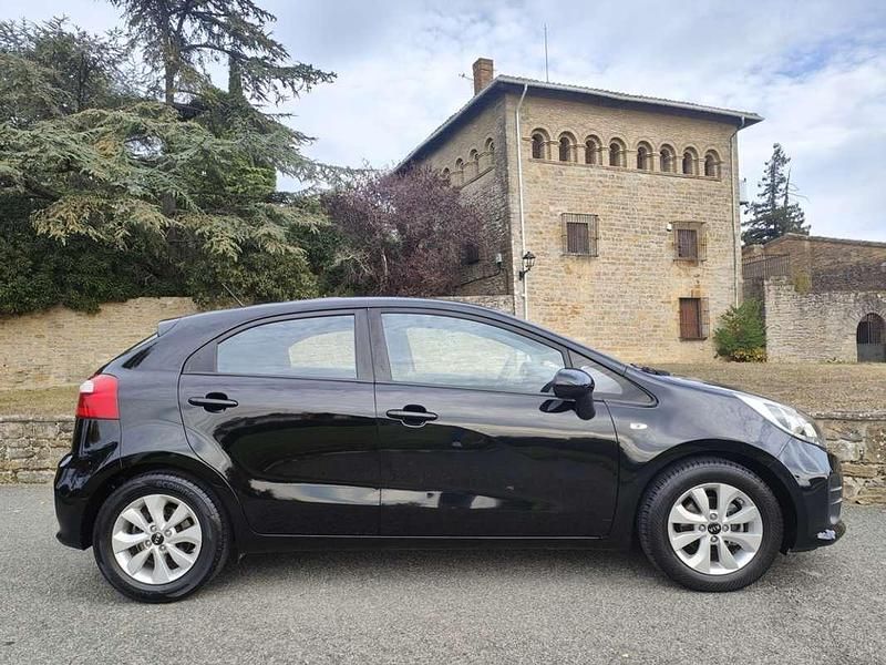 Usado Kia Rio 84 CV (61 kW) 2017 Negro Utilitario