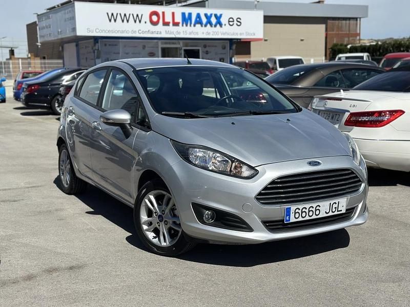 Usado Ford Fiesta Trend 82 CV (60 kW) 2015 Plata metalico Utilitario