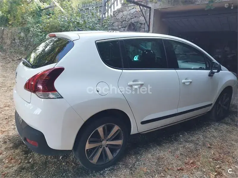 Usado Peugeot 3008 Allure 120 CV (88 kW) 2014 Blanco Familiar