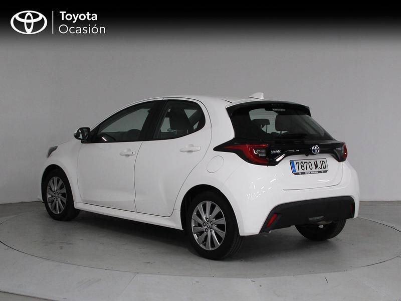 Usado Toyota Yaris Hybrid Active 116 CV (85 kW) 2023 Blanco Berlina