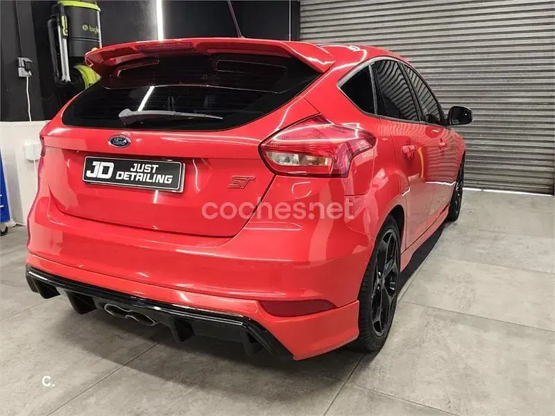 Usado Ford Focus ST 185 CV (136 kW) 2015 Rojo Berlina