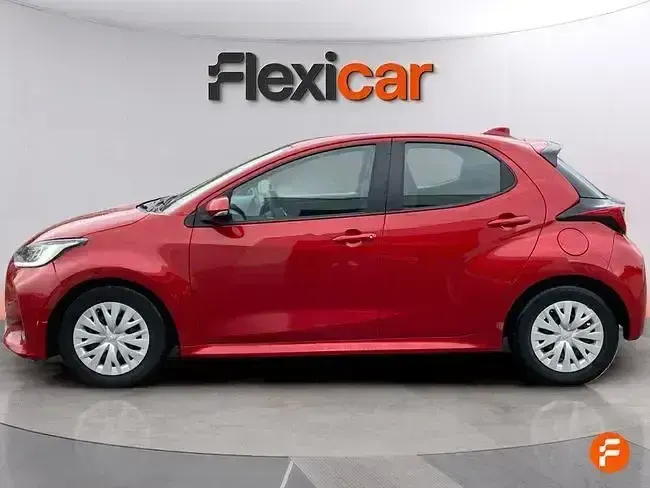 Begagnad Toyota Yaris Hybrid Active 116 HK (85 kW) 2023 Röd Sedan