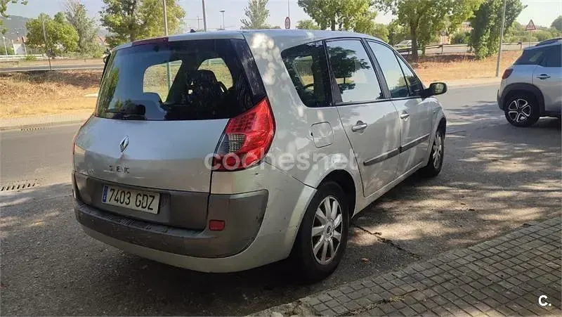 Usado Renault Grand Scénic II Dynamique 105 CV (77 kW) 2008 Gris / plata Monovolumen