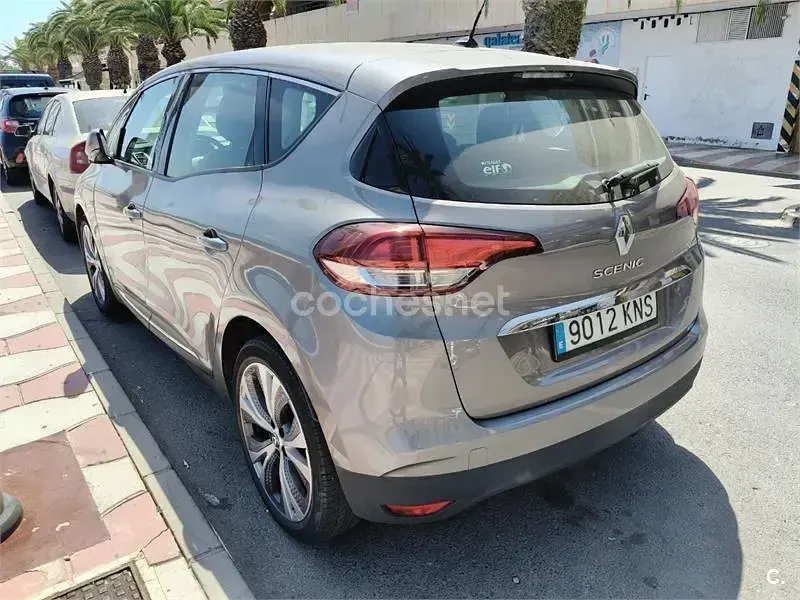 Usado Renault Scénic Zen 110 CV (80 kW) 2018 Gris / plata Monovolumen