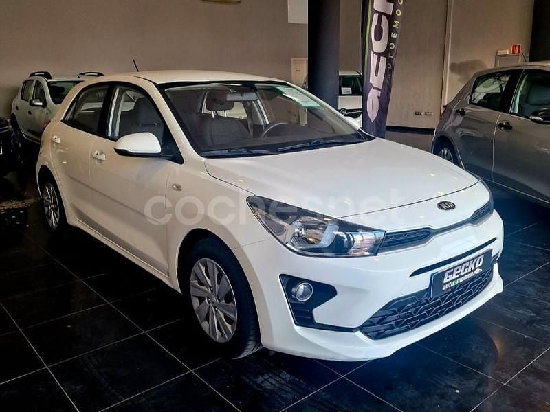 Blanco Usado 2021 Kia Rio Berlina | 11.485 € (Buen precio) - Imagen 1/4