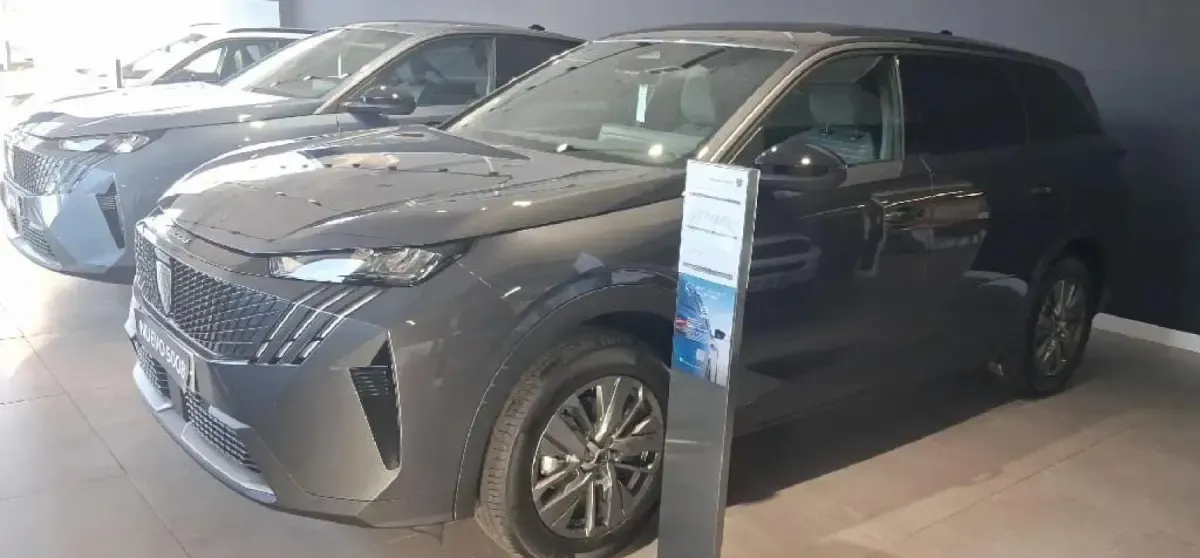 Nuevo Peugeot 5008 Allure 145 CV (106 kW) 2026 Gris titanium SUV