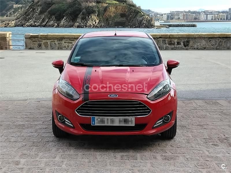 Usado Ford Fiesta Trend 82 CV (60 kW) 2014 Rojo Utilitario