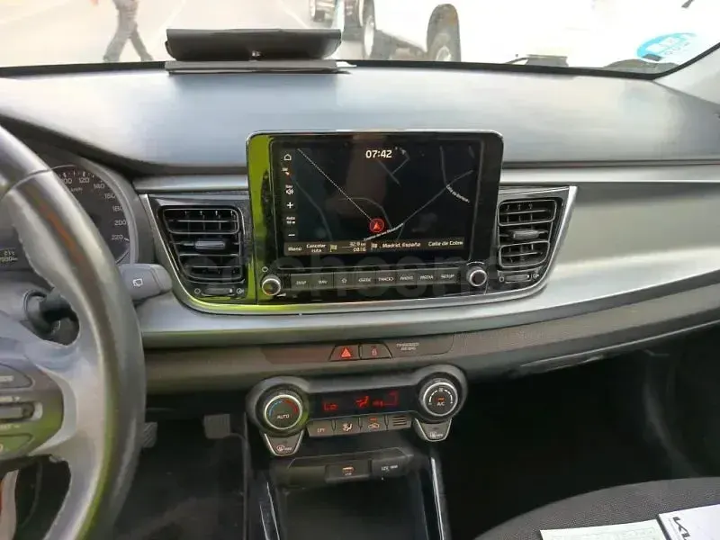 Usado Kia Rio 100 CV (73 kW) 2023 Gris / plata Berlina