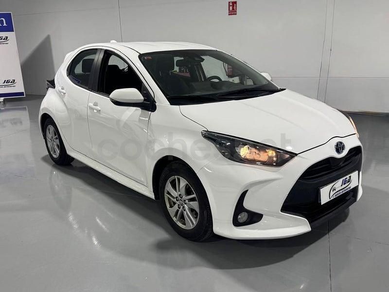 Usado Toyota Yaris Hybrid Business Edition 116 CV (85 kW) 2022 Blanco Berlina