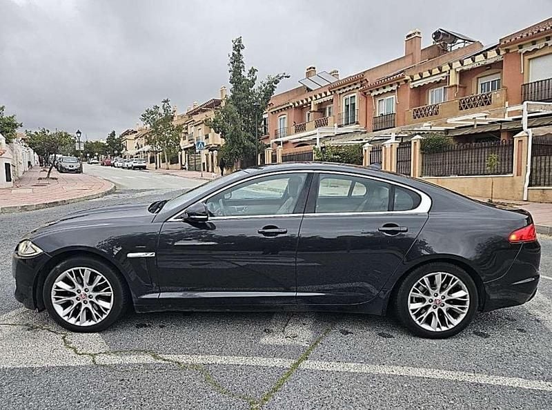 Usado Jaguar XF Luxury 241 CV (177 kW) 2015 Gris Berlina