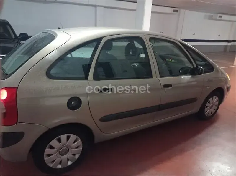 Usado Citroën Xsara Picasso 92 CV (67 kW) 2006 Beige Monovolumen