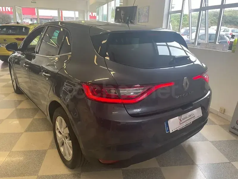 Usado Renault Mégane IV LIMITED 115 CV (84 kW) 2020 Gris / plata Berlina
