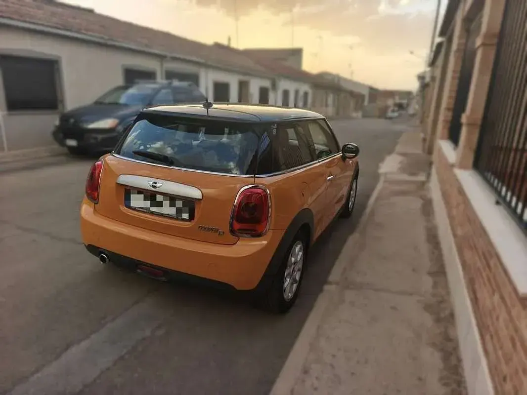 Usado Mini Cooper D 109 CV (80 kW) 2016 Naranja Utilitario