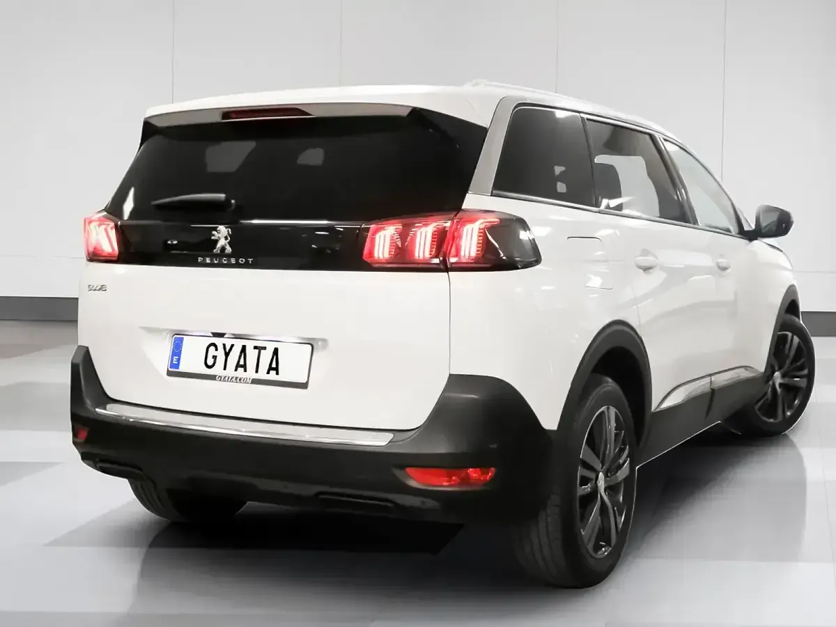 Usado Peugeot 5008 Allure 130 CV (95 kW) 2021 Blanco SUV