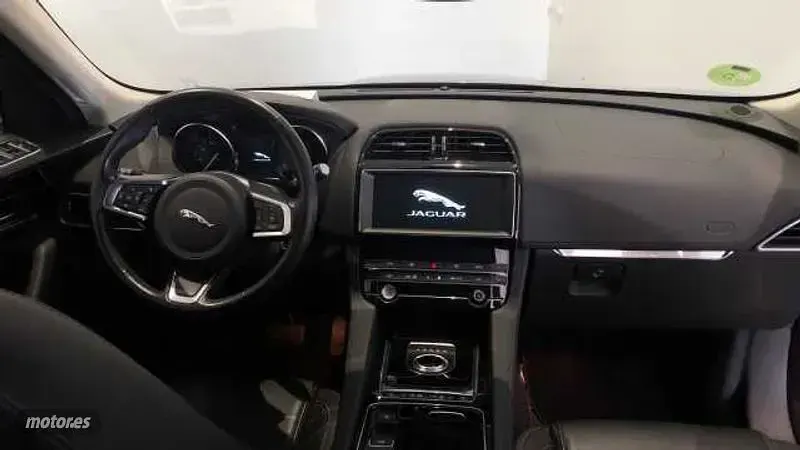 Usado Jaguar F-Pace R-Sport 179 CV (131 kW) 2020 Gris SUV