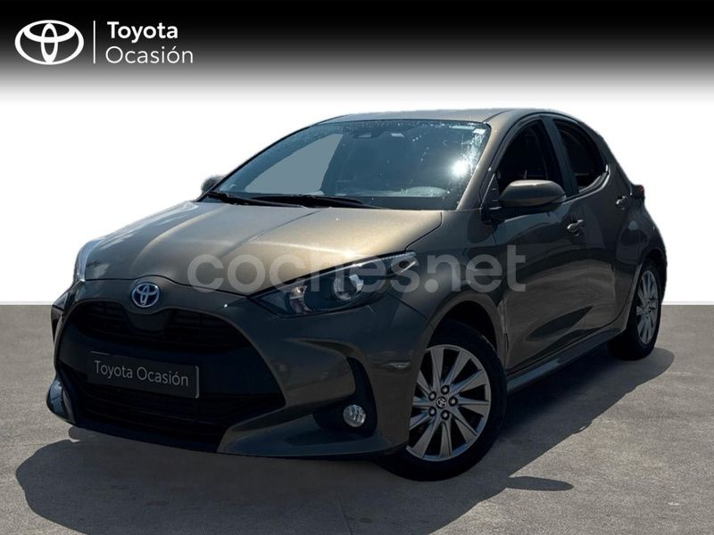 Verde Usado 2023 Toyota Yaris Hybrid Active Berlina | 21.990 € (Precio justo) - Imagen 1/4