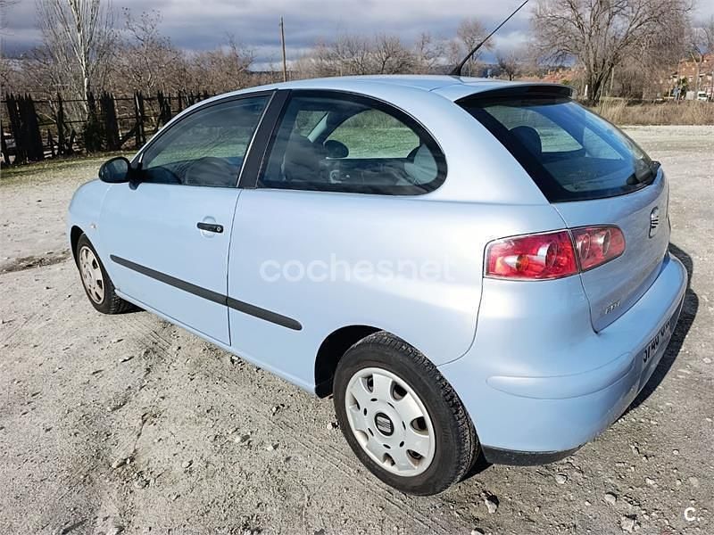 Usado Seat Ibiza Stella 75 CV (55 kW) 2003 Azul Berlina