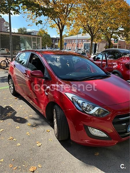 Usado Hyundai i30 90 CV (66 kW) 2015 Rojo Berlina