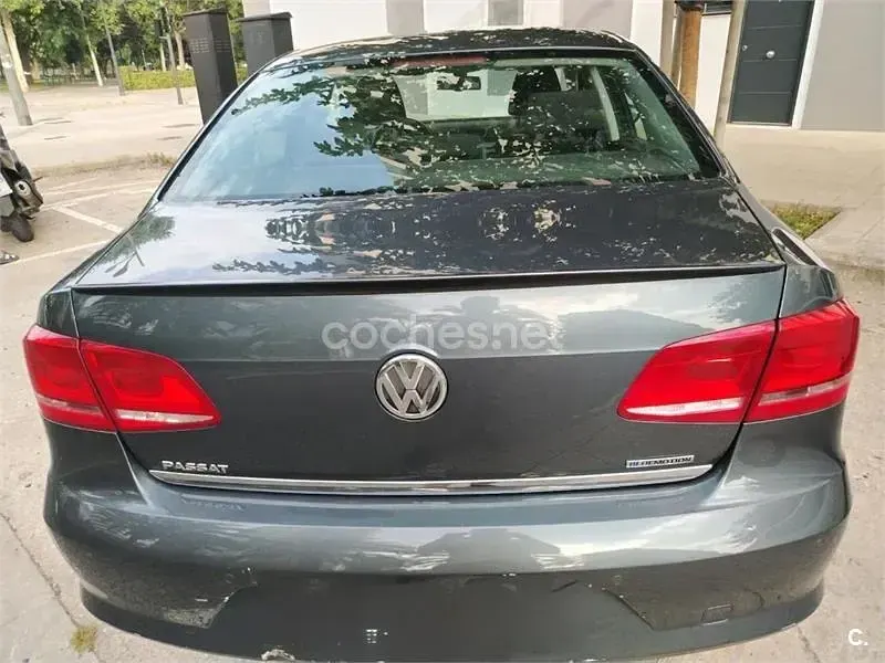 Usado VW Passat 105 CV (77 kW) 2013 Gris / plata Berlina