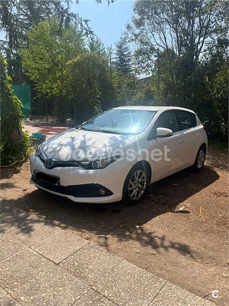 Usado Toyota Auris Active 112 CV (82 kW) 2015 Blanco Berlina