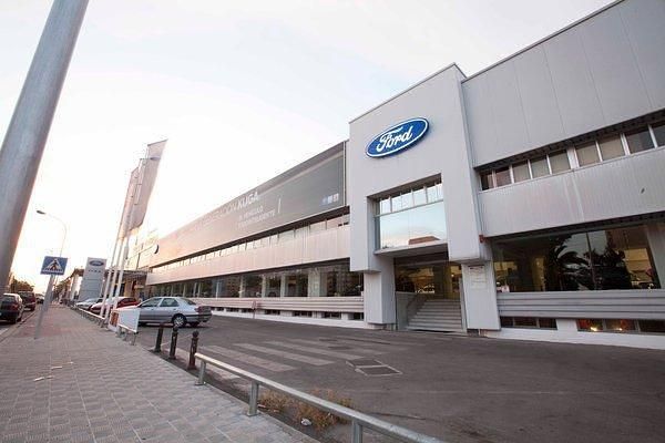 Usado Ford Tourneo Connect Titanium 150 CV (110 kW) 2025 Plata stardust (metalizado) Monovolumen