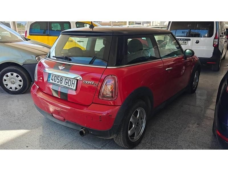 Usado Mini Cooper D 110 CV (80 kW) 2008 Rojo Utilitario
