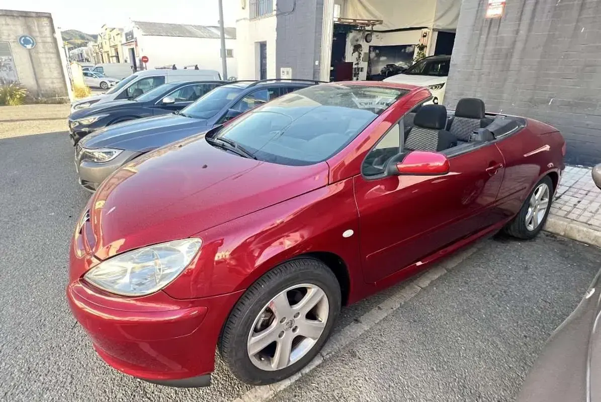 Usado Peugeot 307 CC 137 CV (100 kW) 2004 Rojo Descapotable