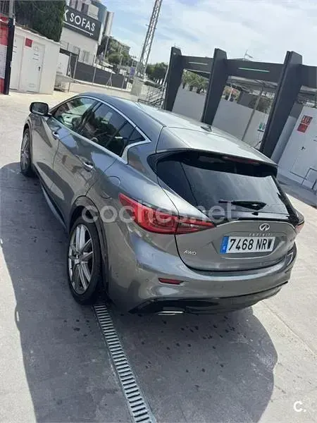 Usado Infiniti Q30 Sport Tech 170 CV (125 kW) 2017 Gris / plata Berlina