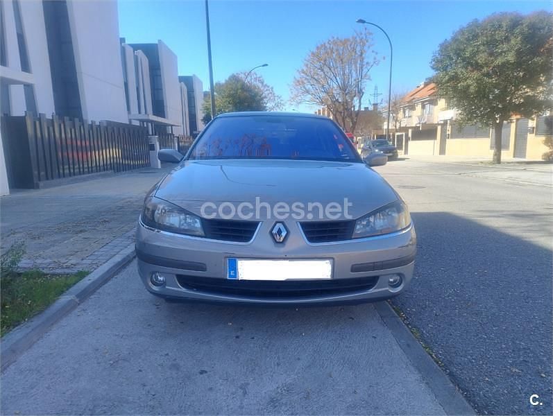 Usado Renault Laguna II Dynamique 130 CV (95 kW) 2006 Gris / plata Berlina