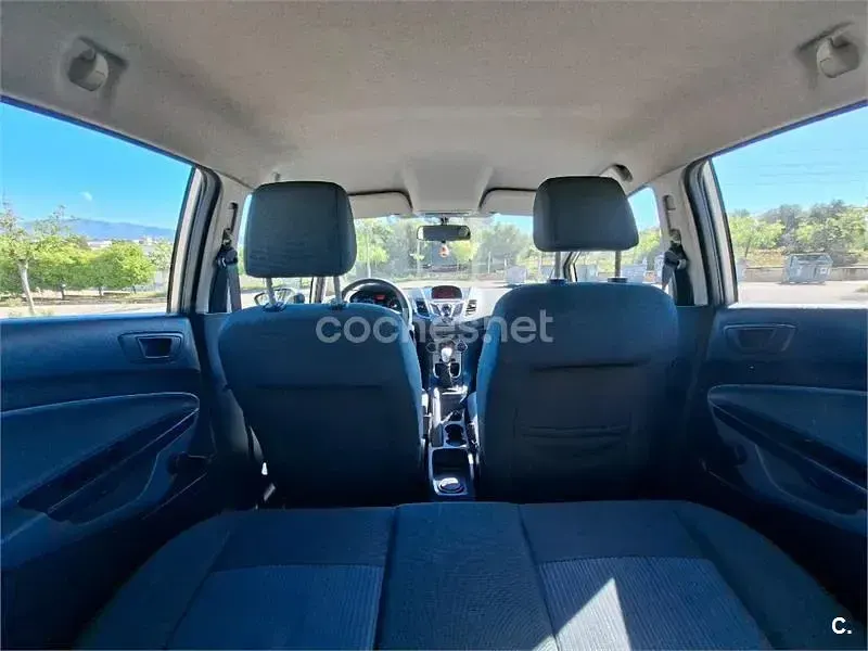Usado Ford Fiesta Trend 82 CV (60 kW) 2011 Gris / plata Utilitario