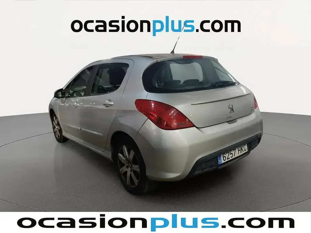 Usado Peugeot 308 Active 111 CV (81 kW) 2012 Plateado Utilitario