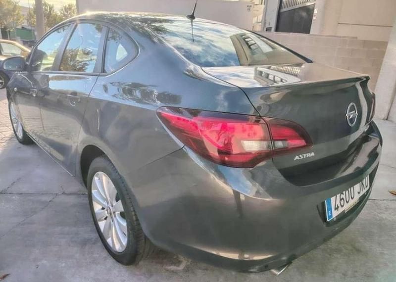 Usado Opel Astra Excellence 140 CV (102 kW) 2015 Gris Utilitario