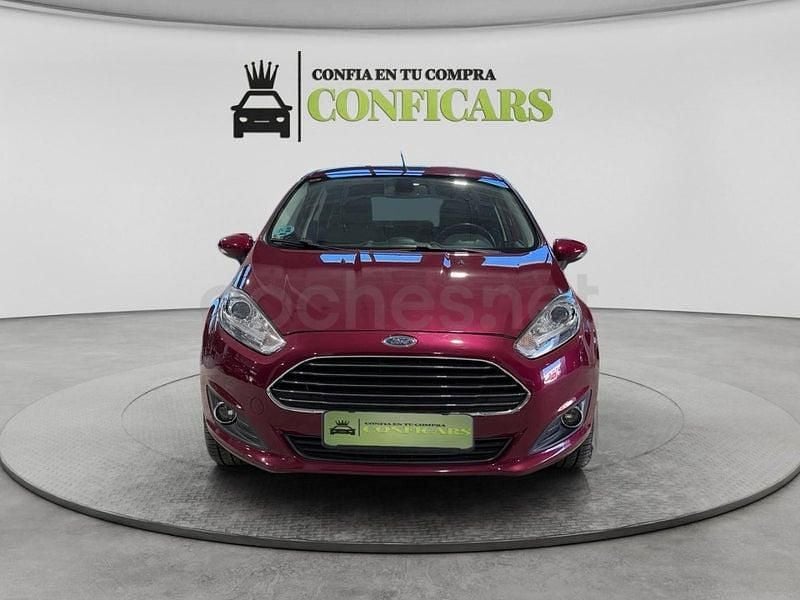 Usado Ford Fiesta Trend 101 CV (74 kW) 2013 Burdeos Utilitario