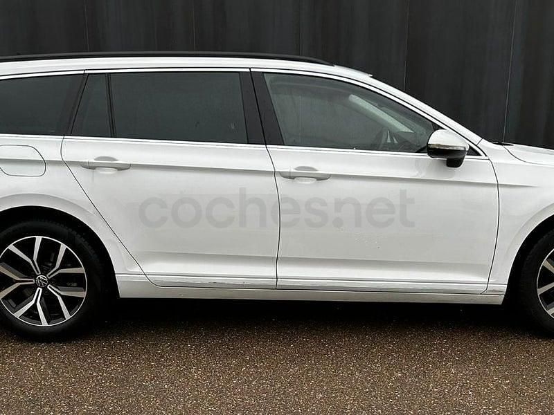 Usado VW Passat Executive 150 CV (110 kW) 2022 Blanco Familiar