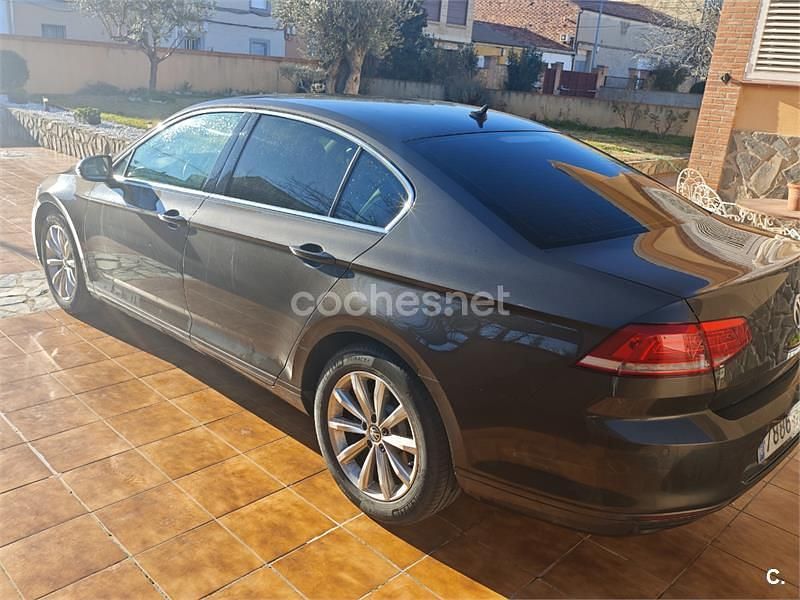 Usado VW Passat Advance 150 CV (110 kW) 2015 Gris / plata Berlina