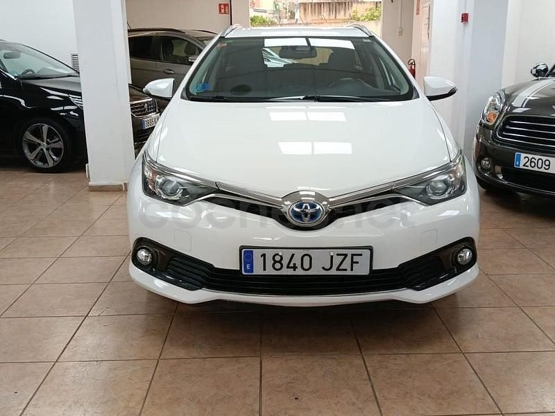 Usado Toyota Auris Hybrid Advance 136 CV (100 kW) 2017 Blanco Familiar