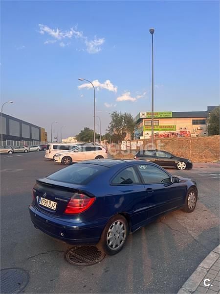 Usado Mercedes C200 163 CV (119 kW) 2001 Azul Berlina