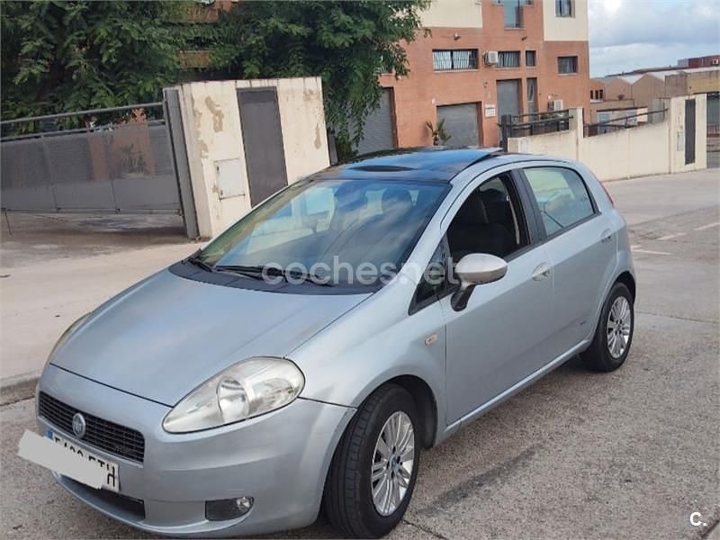 Usado Fiat Grande Punto Dynamic 120 CV (88 kW) 2007 Gris / plata Utilitario