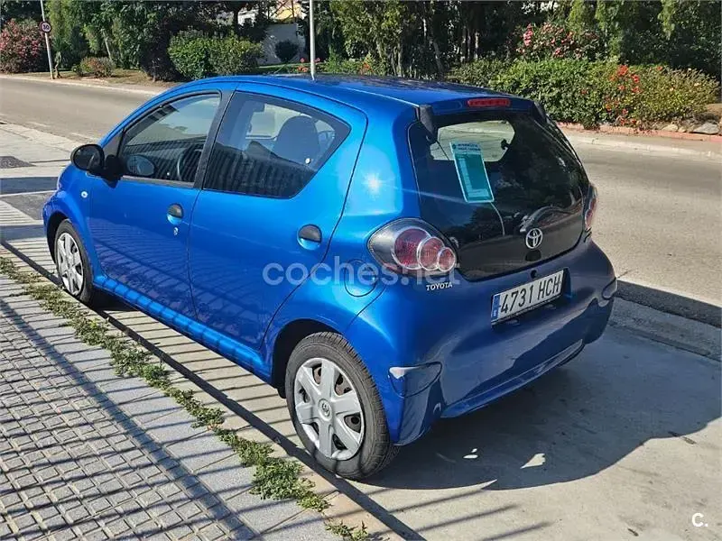 Usado Toyota Aygo Live 68 CV (50 kW) 2011 Azul Utilitario