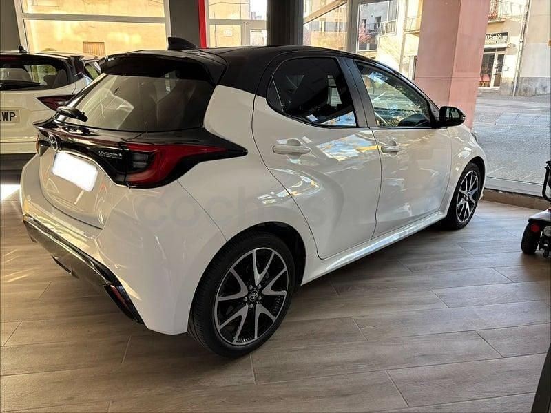 Usado Toyota Yaris Hybrid Style 116 CV (85 kW) 2022 Blanco Berlina