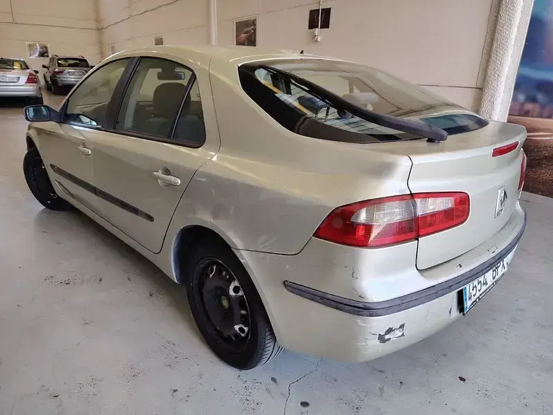 Usado Renault Laguna II Expression 110 CV (80 kW) 2001 Gris / plata Berlina