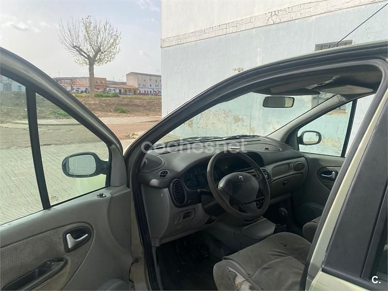 Usado Renault Scénic Expression 120 CV (88 kW) 2003 Verde Monovolumen