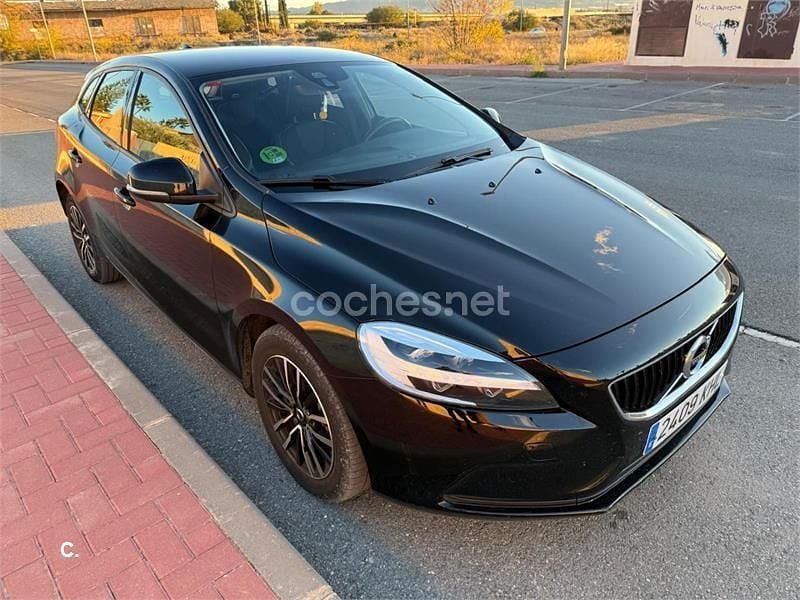 Usado Volvo V40 Momentum 122 CV (89 kW) 2018 Negro Berlina